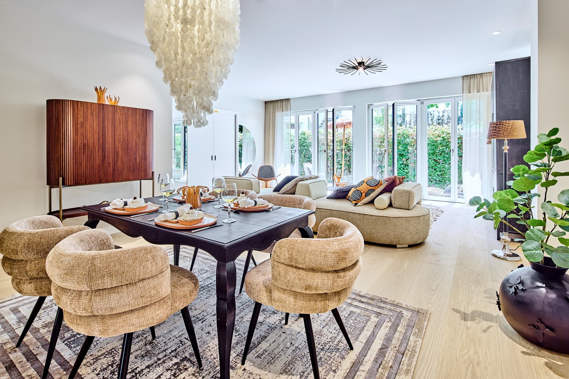 Essbereich mit Blick in den Garten