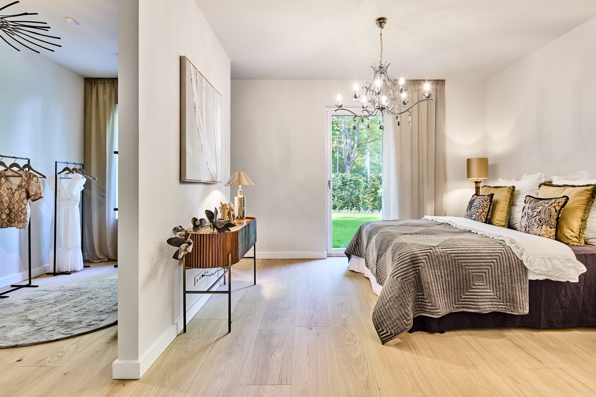 Schlafzimmer mit Ankleide und Gartenzugang