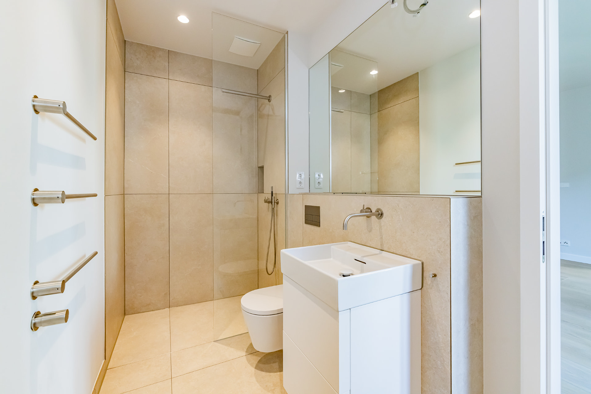 Duschbad im 1. Obergeschoss mit Naturstein und bodengleicher Dusche