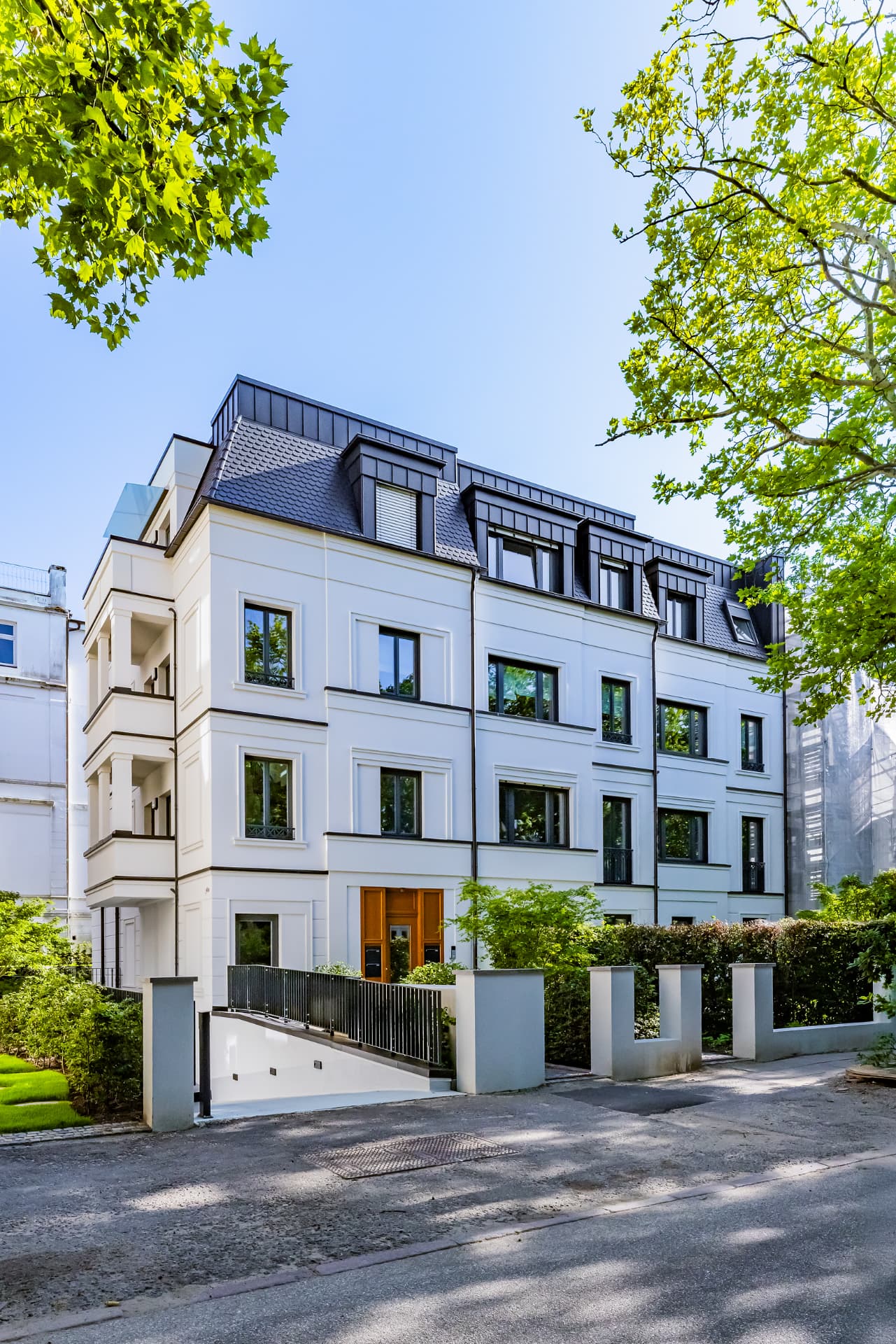 Straßenansicht der Stadtvilla Oberstraße 138 mit Stuckfassade und Mansarddach