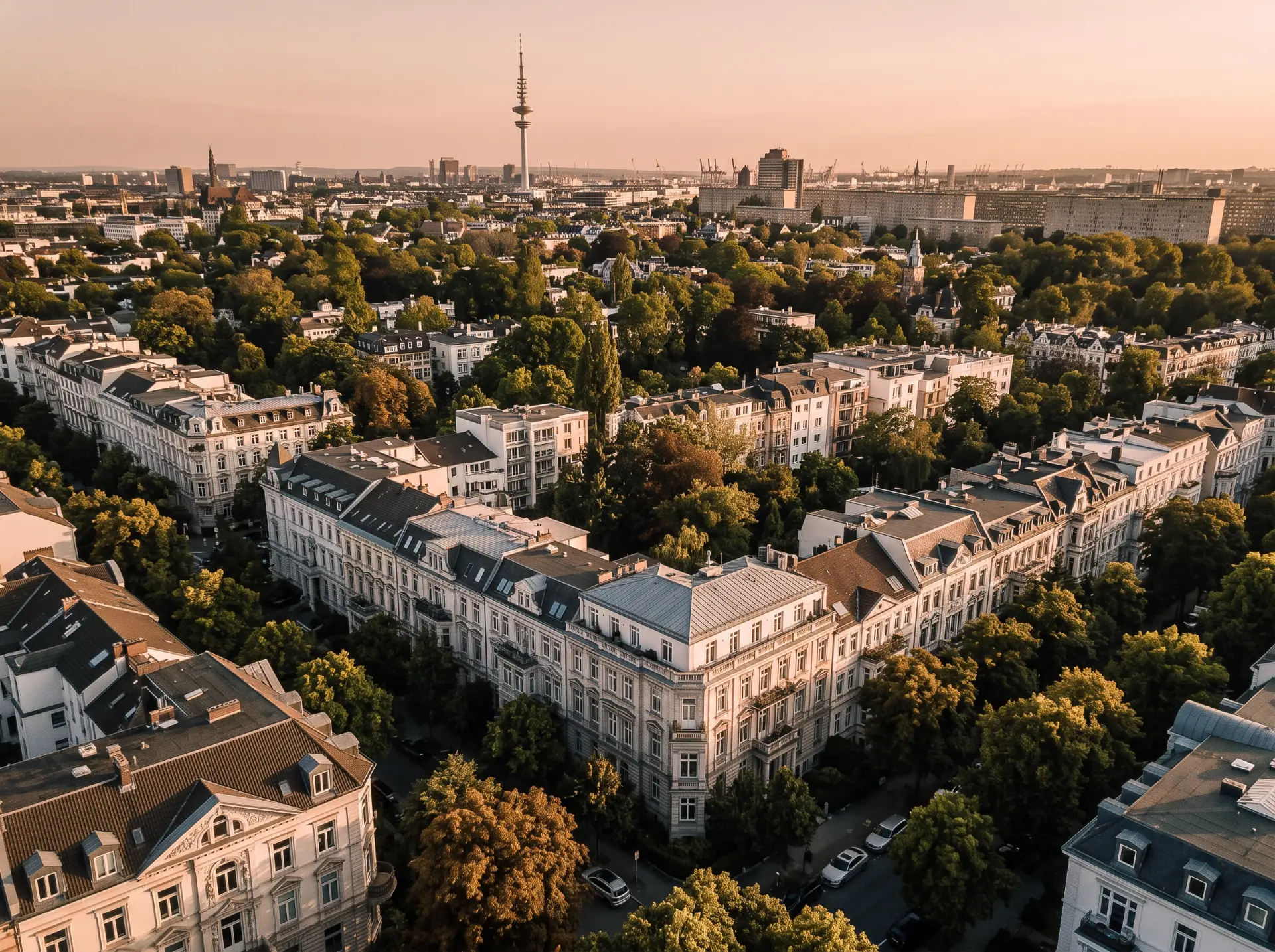 Luftbild über die Stadtvillen und Altbauten von Hamburg-Harvestehude