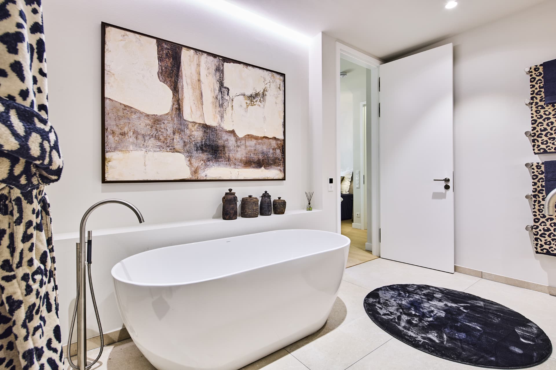 Badezimmer mit freistehender Wanne und Naturstein