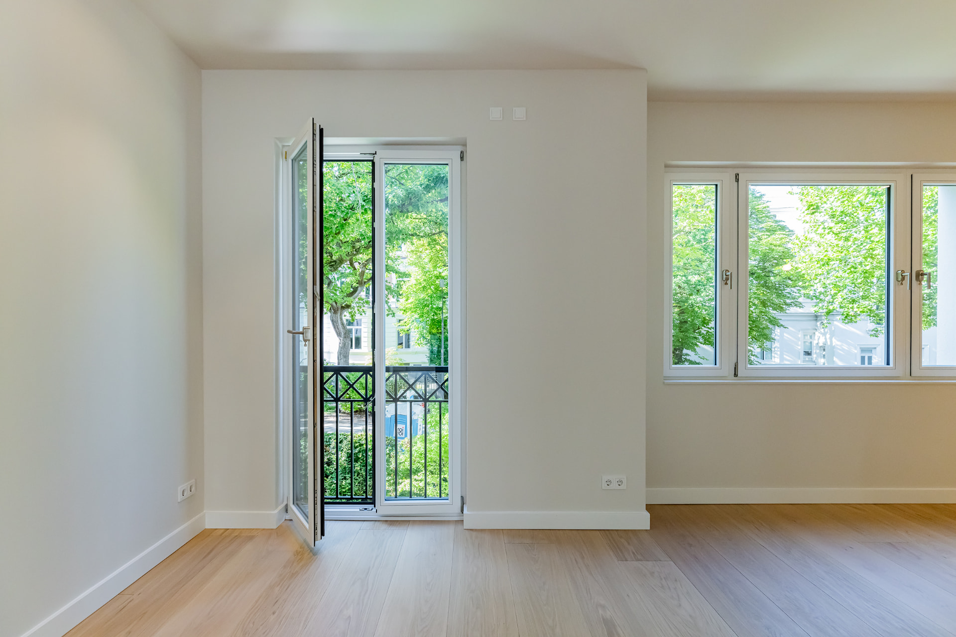 Zimmer mit französischem Balkon und Blick auf die Gründerzeitbebauung der Oberstraße