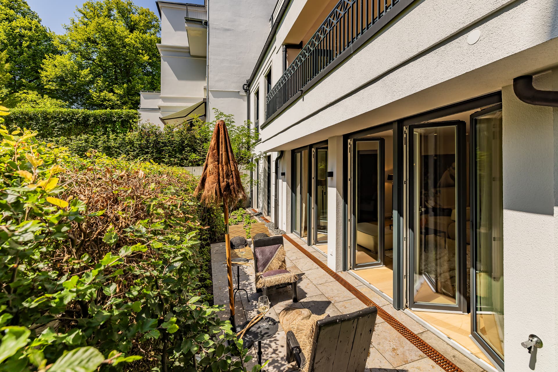 Terrasse vor den bodentiefen Fenstertüren des Gartengeschosses